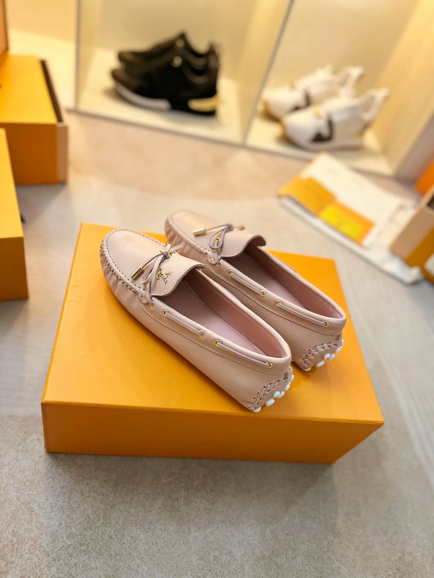 p460💰Couple model❤️🇫🇷 𝙇𝙤𝙪𝙞𝙨 𝙑𝙪𝙞𝙩𝙩𝙤𝙣 🇫🇷Louis Vuitton 2023 Classic𝓛𝓿 𝓣𝓻𝓪𝓲𝓷𝓮𝓻 Sports Series ➪➪➪¯ [Arizona Doudou Shoes Series] ▪️▪️▪️Arizona slip-on shoes are made of Monogram Eclipse canvas. Its hand-painted and dyed edges and hand-sewn uppers fully demonstrate Louis Vuitton's traditional shoemaking craftsmanship. This slip-on shoe is very lightweight. The integrated tongue and upper make it particularly comfortable and flexible. The soft outsole is equipped with rubber padding. Decorated with matching sash. Detailed features: ☑️Monogram Eclipse canvas ☑️Black Eclipse pattern ☑️Hand-painted shoe edges ☑️Hand-sewn uppers (each pair takes time to process) ☑️Integrated tongue and upper construction ☑️Outsole equipped with rubber lining ☑️size: 35_46